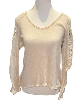 Crochet sleeve cold shoulder top